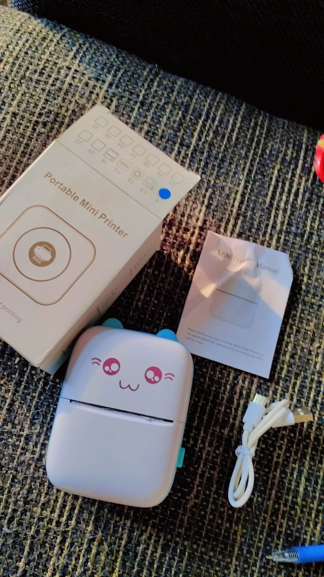 Déballage de l'Imprimini bleu menthe : l'imprimante, sa boîte, la notice et le câble USB